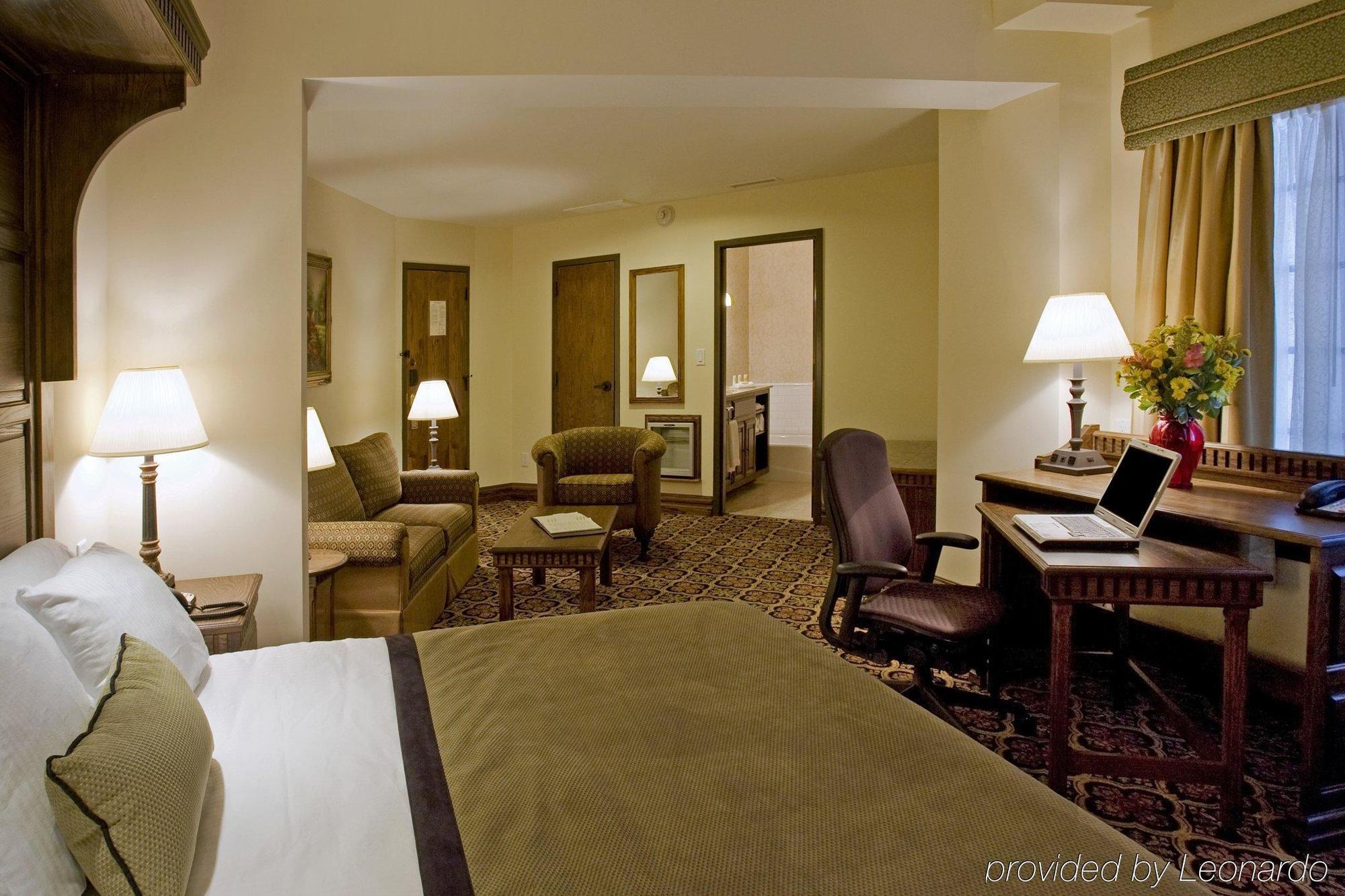 Best Western Premier Mariemont Inn Cincinnati Room photo